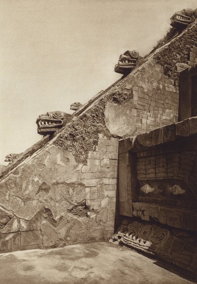 Mexiko: San Juan Teotihuacan, Sochy schodů v Quetzalcouatlově pyramidě uprostřed citadely, západní průčelí (čb fotografie) od Hugo Brehme
