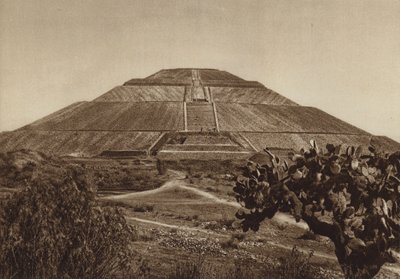 Mexiko: San Juan Teotihuacan, západní průčelí (čb fotografie) od Hugo Brehme