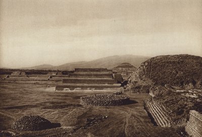 Mexiko: San Juan Teotihuacan, Pohled na terasy citadely (čb fotografie) od Hugo Brehme