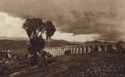Mexiko: Staré španělské vodovodní potrubí z Los Remedios (čb fotografie) od Hugo Brehme