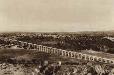Mexiko: Pohled na Queretaro se starým vodovodním potrubím (čb fotografie) od Hugo Brehme