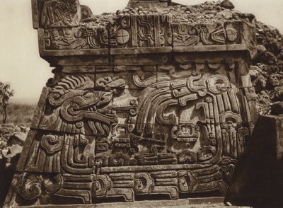 Mexiko: Xochicalco, část pyramidy s hadem a hieroglyfy (čb fotografie) od Hugo Brehme