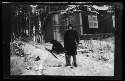 Arne Homén a Guido Simberg a jejich lyže od Hugo Simberg