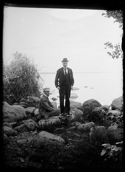 Johannes Andersin a Magnus Adrian Gadd na festivalu Midsummer od Hugo Simberg