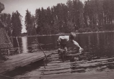 Děti plující na lodi na Niemenlautě od Hugo Simberg
