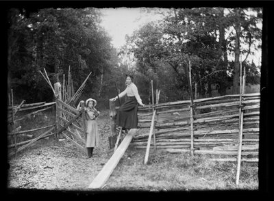 Lilli a Elsa Simbergovy na verandě u silnice Niskapohja od Hugo Simberg