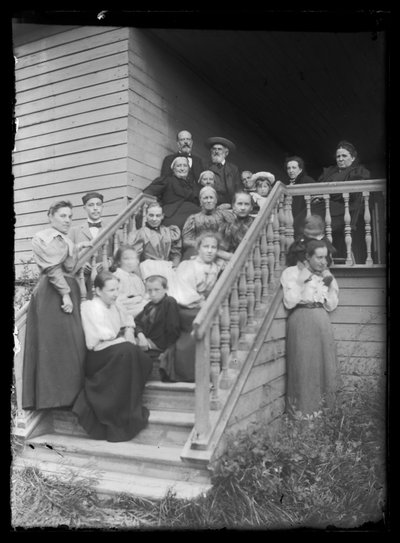Skupinové foto na schodech Bílé vily od Hugo Simberg