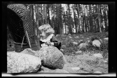Tom Simberg na nádvoří studia Selkäranta od Hugo Simberg