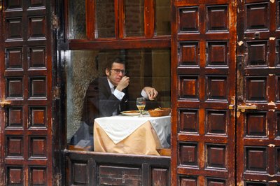 Okno kavárny „Pensive Man“ od Igor Shrayer
