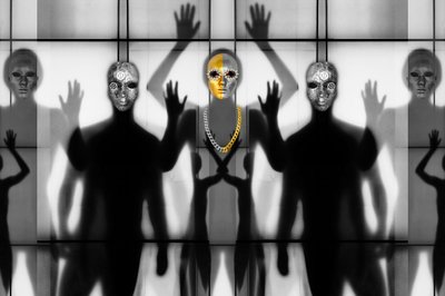 Surrealistické postavy v maskách od Igor Shrayer
