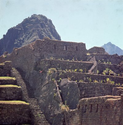 Ruiny terasových budov citadely na Machu Picchu od Incan