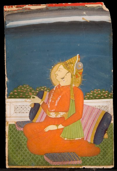 Vznešený hodnostář nosí opeřený turban, drží lotosový pupen, sedí na terase od Indian School