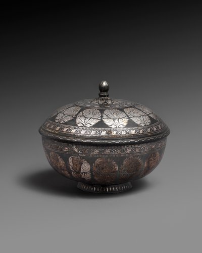 Mísa a kryt z kovové slitiny vykládané stříbrem, každá s pásem naturalistických květin, 1700-1899 od Indian School