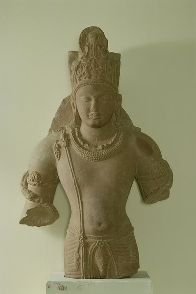 Postava Pána Višnua, Mathura (červený pískovec) od Indian School