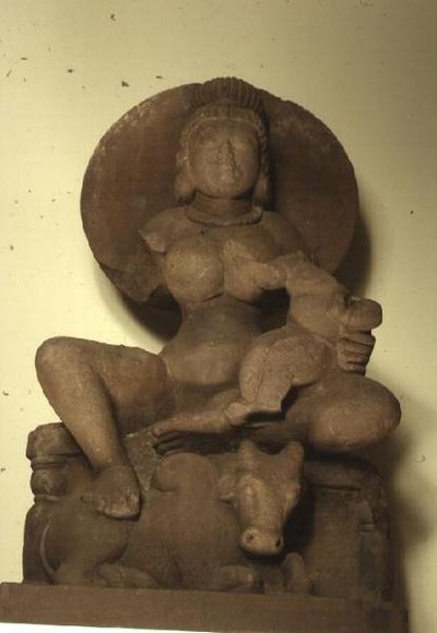 Postava Parvati se svým dítětem Skanda, Sagar (pískovec) od Indian School