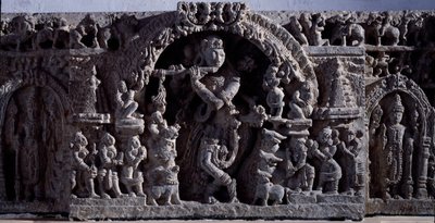 Hinduismus: „“ Krišna nebo Venugopala, mistr flétnových krav“““ Černá kamenná socha, centrální část (Krišna jako Venugopala) 12. století (12. století) z Halebidu, Mysore – Kalkata, indické muzeum od Indian School