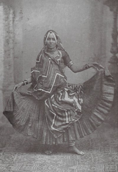 Bombaj / Bombaj: Indický tanec v sukních (č/b fotografie) od Indian photographer