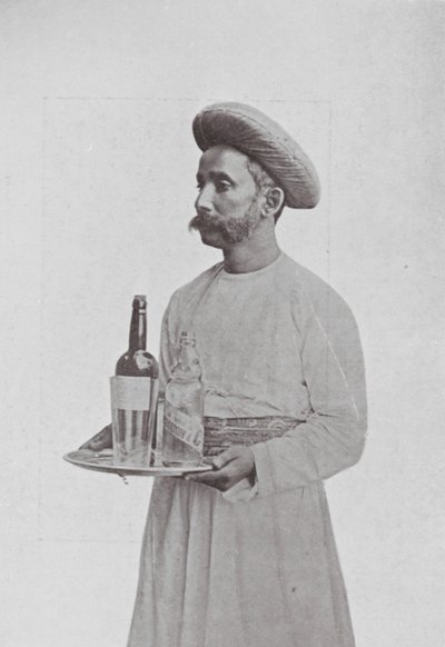 Bombaj / Mumbai: Chlapec u stolu (čb fotografie) od Indian photographer