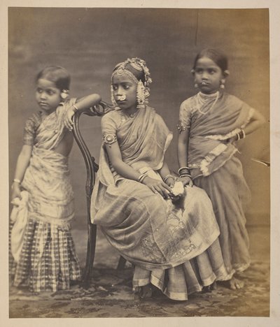 Skupina dětí z Madrasu, ukazující způsob nošení šperků, kolem roku 1870 (sépiová fotografie) od Indian photographer