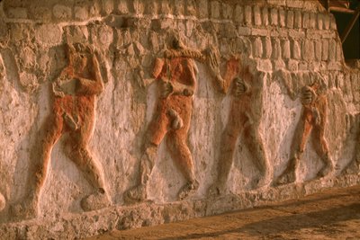 Vlys nahých vězňů kmene Moche na stěnách Huaca Cao Viejo v El Brujo...., 2005 (foto) od Ira Block