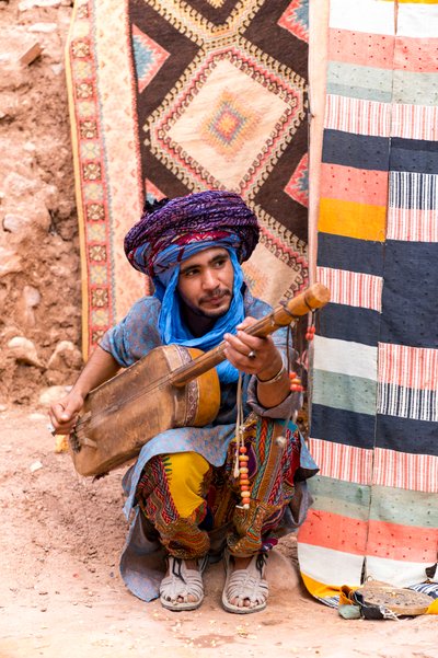 Místní hudebník v ksaru Ait Benhaddou v Maroku, 2017 (foto) od Ira Block