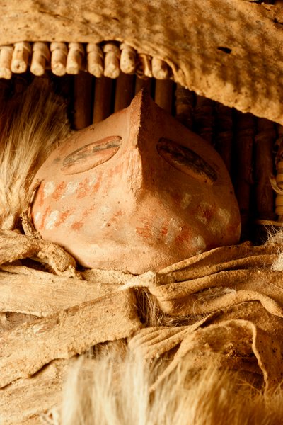 V Prehistorickém muzeu College of Eastern Utah v Price, Ut. je k vidění miniaturní kolébka s keramickou figurkou nalezená ve 30. letech 20. století v oblasti Capitol Reef. od Ira Block