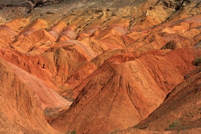 U barevných skal poblíž tábořiště Wu Cai Wan v poušti Gobi, Sin-ťiang,..., 2007 (foto) od Ira Block