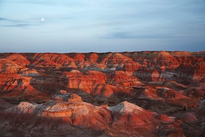 Barevné skály u Wu Cai Wan v poušti Gobi, Sin-ťiang, západní Čína., 2007 (foto) od Ira Block