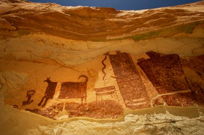 V Temple Mountain Wash poblíž Hanksville v Utahu. Petroglyfy ve stylu Barrier Canyon, 2005 (foto) od Ira Block