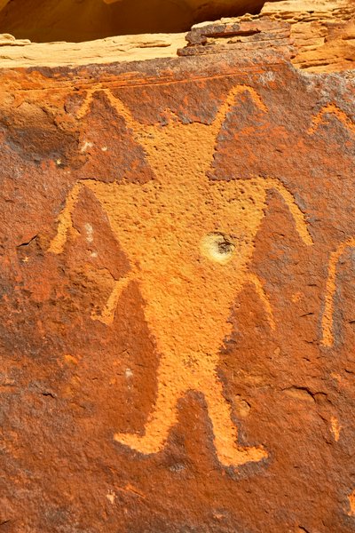Poblíž Vernalu, UT, McKee Springs, petroglyfy Fremontů zobrazující bojovníky držící hlavy trofejí, 2005 (foto) od Ira Block