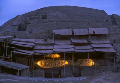 Noční scéna v El Brujo, odlehlém komplexu pyramidových ruin Moche - kultury..., 2005 (foto) od Ira Block