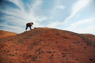Scény v poušti Wu Cai Wan v poušti Gobi, Sin-ťiang, západní Čína., 2007 (foto) od Ira Block