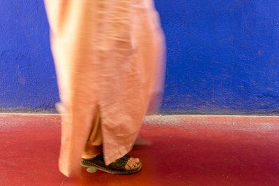 Procházka kolem modré zdi v zahradě Majorelle Jardin Majorelle v Marrákeši, Maroko., 2014 (foto) od Ira Block