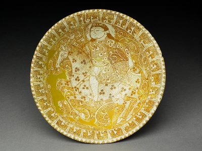 Mísa s jezdci a nápisem Pseudo-Kufic (fritware s glazurou v lesku) od Iranian School