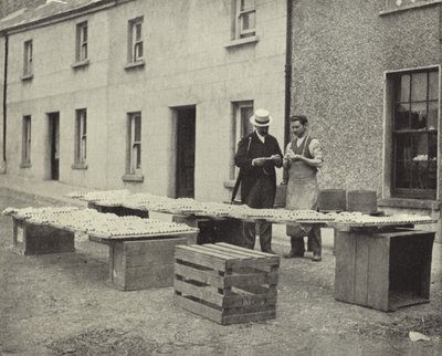 Výroba hliněných trubek, Drogheda (černobílá fotografie) od Irish Photographer