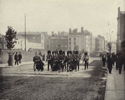 The Scots Guards, Dublin (č/b foto) od Irish Photographer