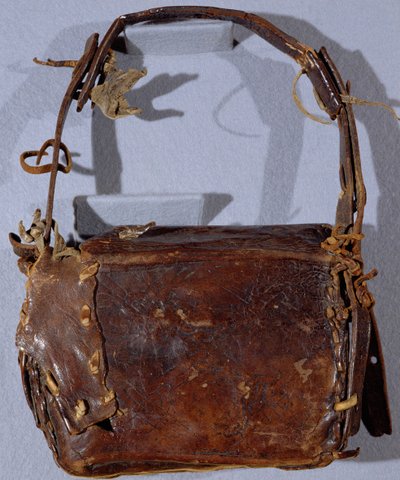 MS CCC 282 The Corpus Christi Book Satchel or Budget, pohled zezadu, Irish, c.1120-30 (kůže) od Irish School