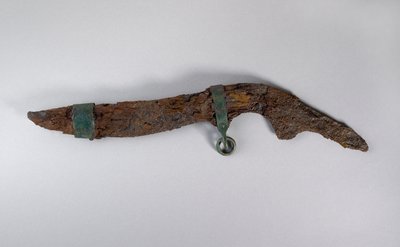 Velký nůž se zbytky pochvy, pravděpodobně ze Sopronu, Maďarsko, doba železná (železo a dřevo) od Iron Age