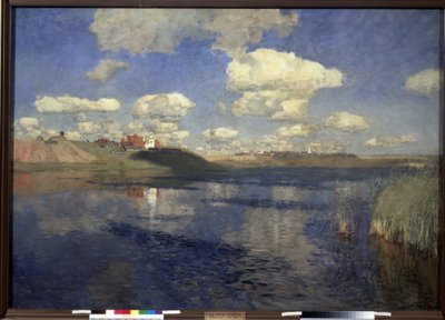 Jezero. Pohled na rozlohu jezera ohraničenou rákosím, na březích, vesnici a obdělávaná pole. Obraz od Isaaca (Isaaka) Iljiče Levitana (1860-1900), olej na plátně od Isaak Ilyich Levitan