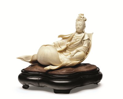 Slonovinová řezba Kannon plovoucí na lotosovém listu, období Meiji, konec 19. století (slonovina s dřevěným stojanem) od Ishikawa Komei