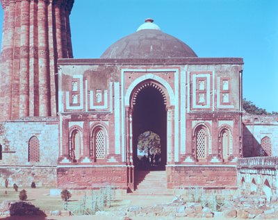 Alai Darwaza, postavený Ala-ud-din Khalji, 1311 od Islamic School