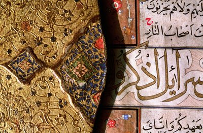Detail složitých zlatých a lapis lazuli iluminací a arabeskových vzorů s thulth a naskh skripty na obálce koránu od Islamic School