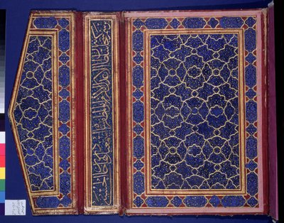 Vnitřní strana pouzdra na korán s nápisem thulth na vazbě (kůže) (viz 181735) od Islamic School