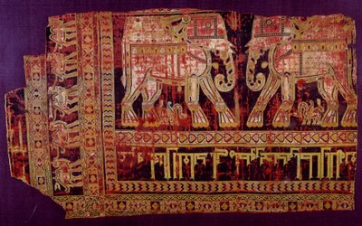 Islámské umění: Shroud of Saint Josse. Hedvábná tkanina, 901 AD. Z opatství Saint Josse, Khorasan, Chorasan nebo Khurasan. Herat, moderní Afghánistán. Paříž, muzeum Louvre od Islamic School