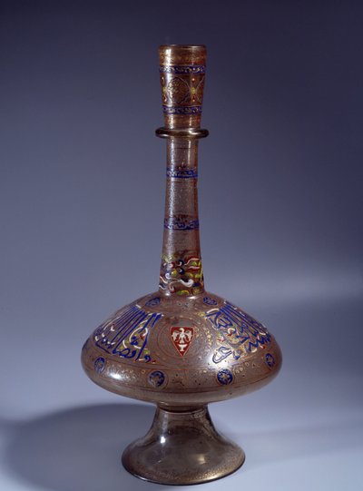 Islámské umění: láhev má dlouhé pojmenované skleněné hrdlo vicekrále Tuquztemur. 1345 cca.. z Egypta nebo Sýrie. Ztlumit. 50 cm. Paříž, muzeum Louvre od Islamic School
