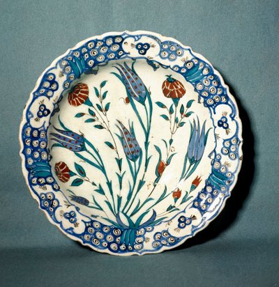 Islámské umění: keramický talíř decoree z Izniku (dnešní Nicee) v Turecku. 16. století. Sevres, Národní muzeum keramiky od Islamic School