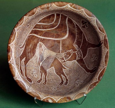 Islámské umění: řez na velblouda, který kojí své dítě. Z Iráku. 10. století. Paříž, muzeum Louvre od Islamic School