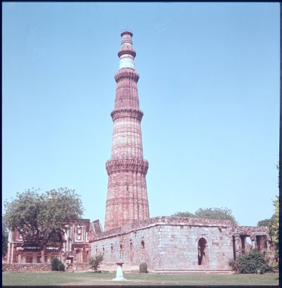 Qutab Minar, postavený 1193-1230 od Islamic School