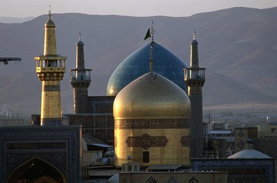 Zcela zlatá kupole a minaret svatyně imáma Rezy, 8. šíitského imáma, s mešitou Timurid Gowhar Shad za zády od Islamic School
