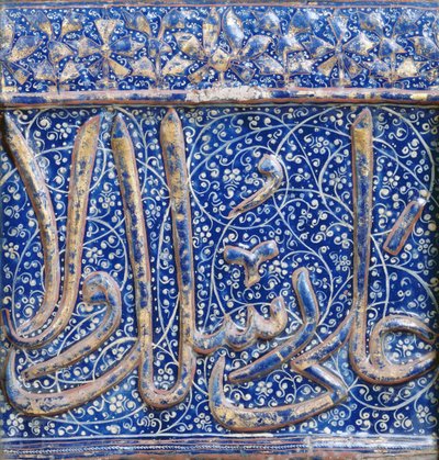 Kachle zdobená zlatem, červenou a bílou přes tmavě modrou glazuru, konec 13. nebo začátek 14. století (keramika) od Islamic School